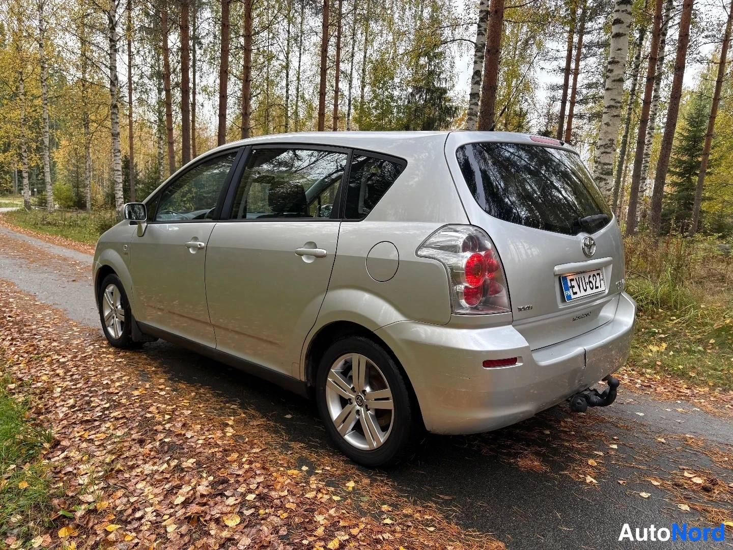 Silver Toyota Corolla Verso 2004, snett bakifrån, bild 5