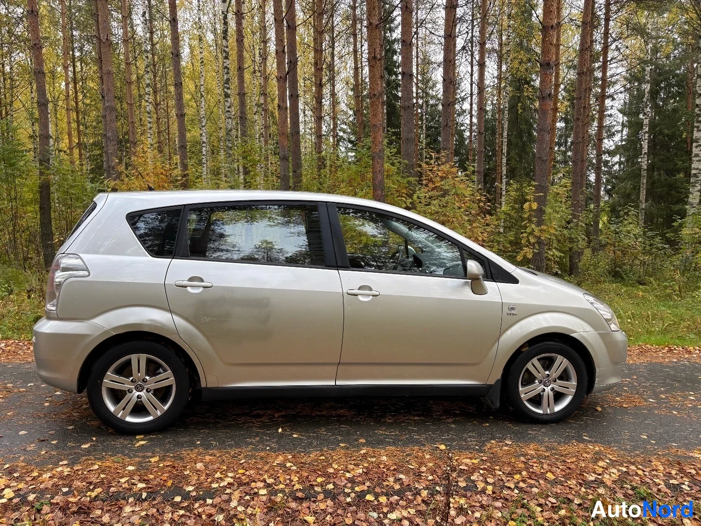 Silver Toyota Corolla Verso 2004, från sidan, bild 4