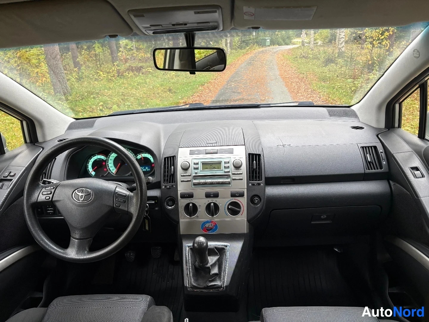 Silver Toyota Corolla Verso 2004, förarplats, bild 8