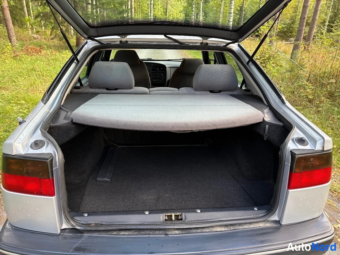 Silver Saab 9000 CS 1995, bagageutrymme, bild 11