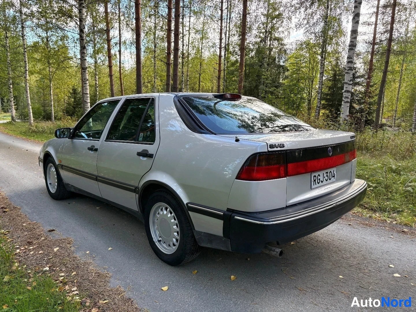 Silver Saab 9000 CS 1995, snett bakifrån, bild 6
