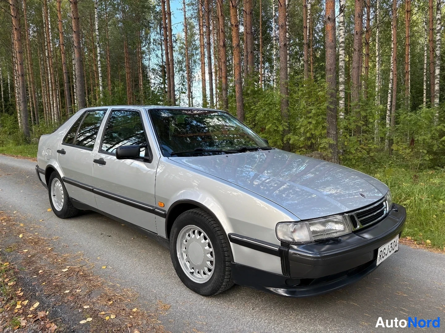 Silver Saab 9000 CS 1995, snett framifrån, fronten åt höger, bild 3