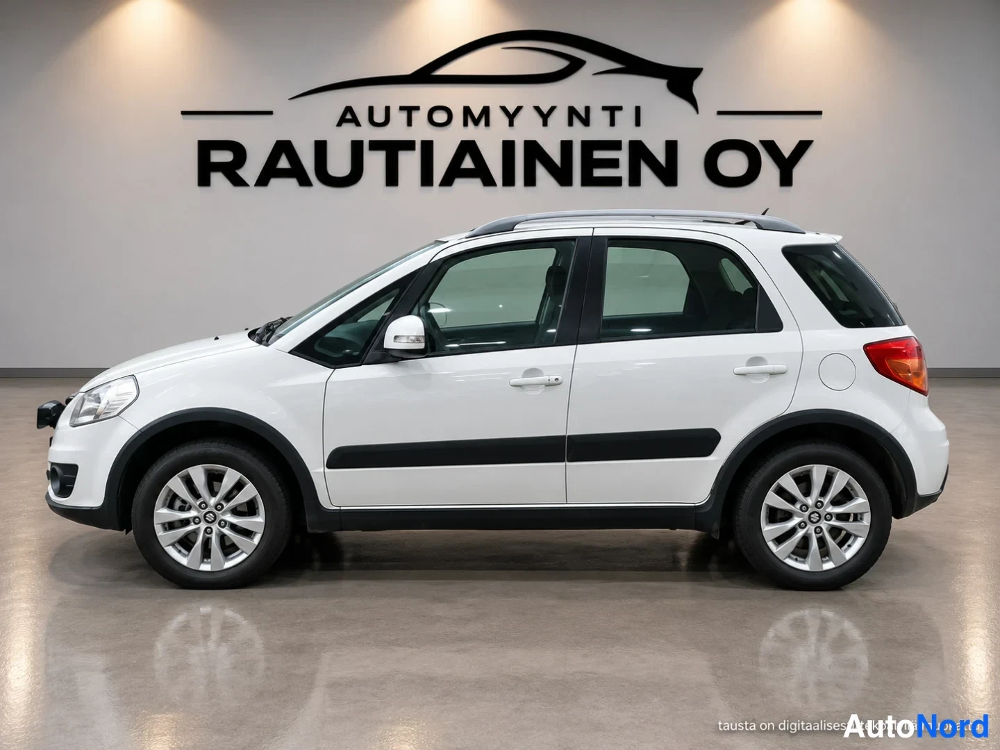 Vit Suzuki SX4 2014, från sidan, bild 3