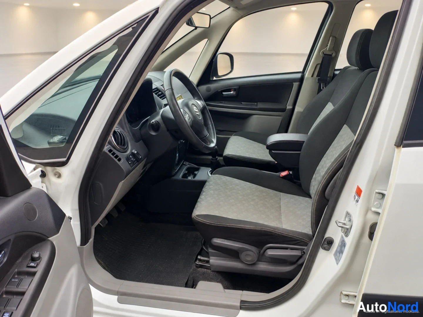 Vit Suzuki SX4 2014, förarplats, bild 8