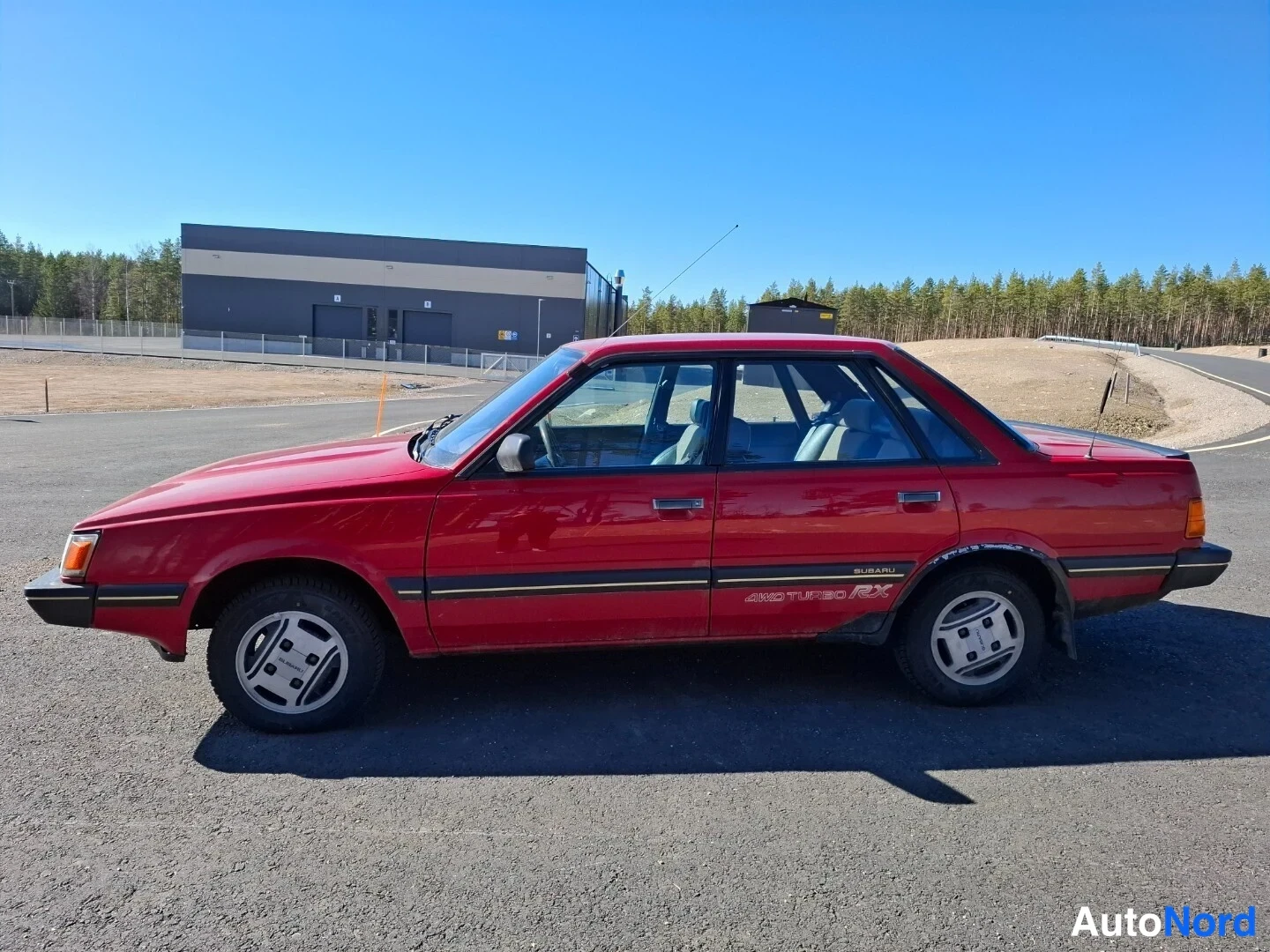 Röd Subaru Leone 1988, från sidan, bild 4
