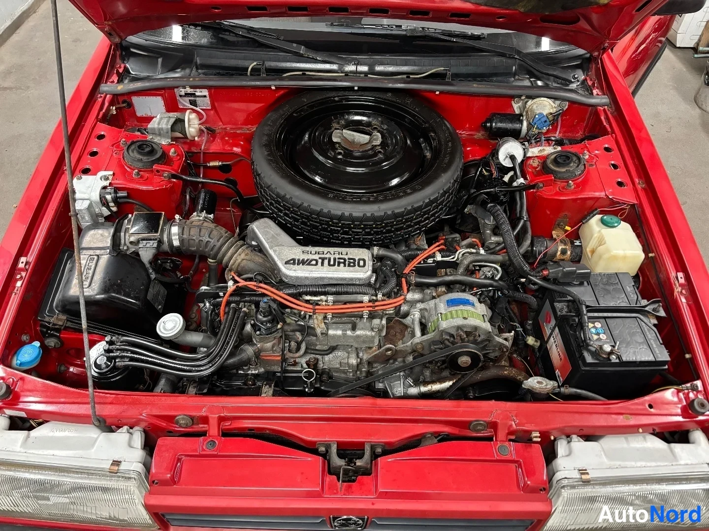 Röd Subaru Leone 1988, motorrum, bild 10