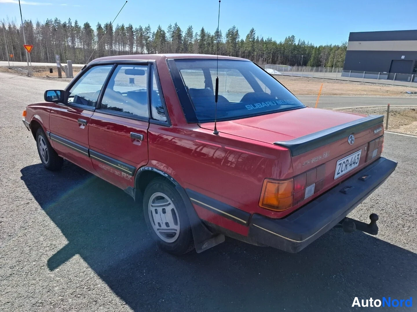 Röd Subaru Leone 1988, snett bakifrån, bild 5
