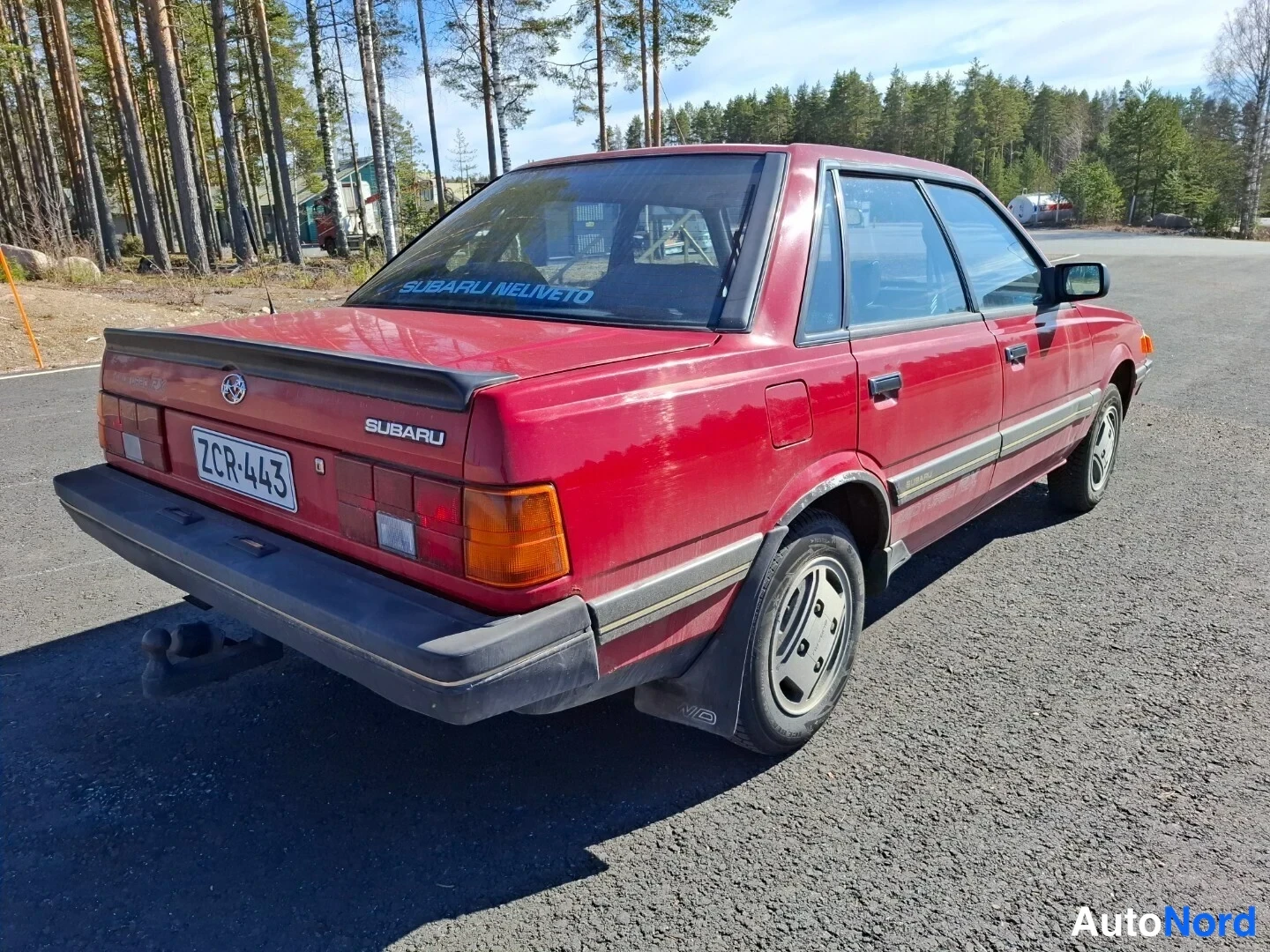 Röd Subaru Leone 1988, snett bakifrån, bild 6