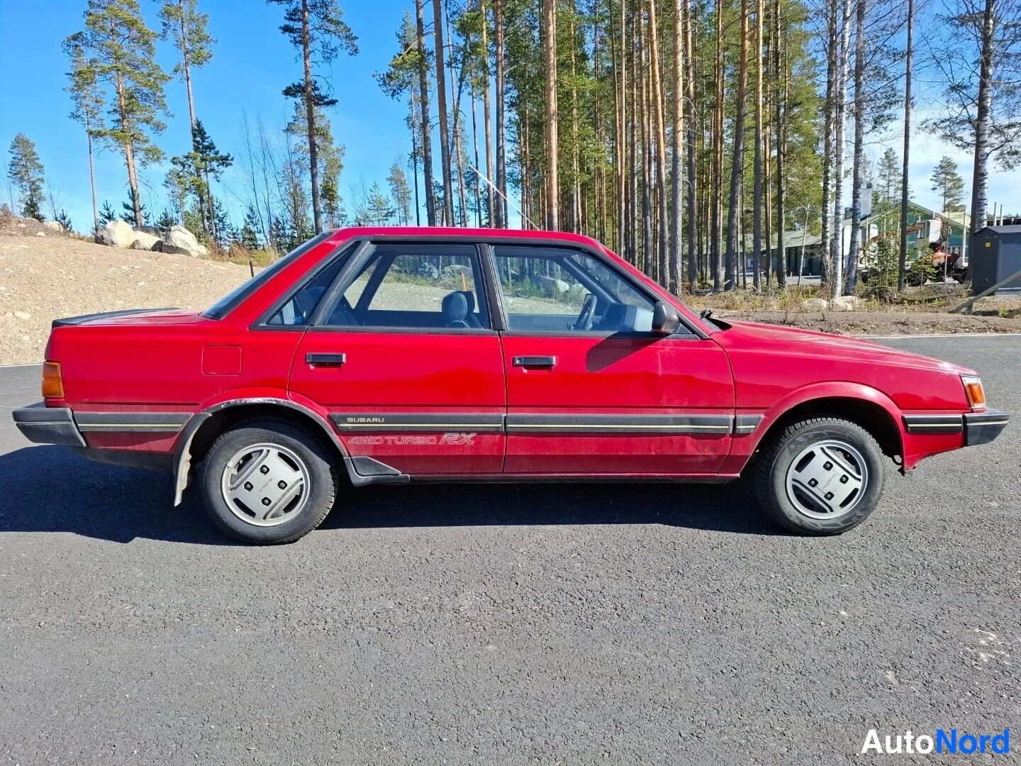Röd Subaru Leone 1988, från sidan, bild 3