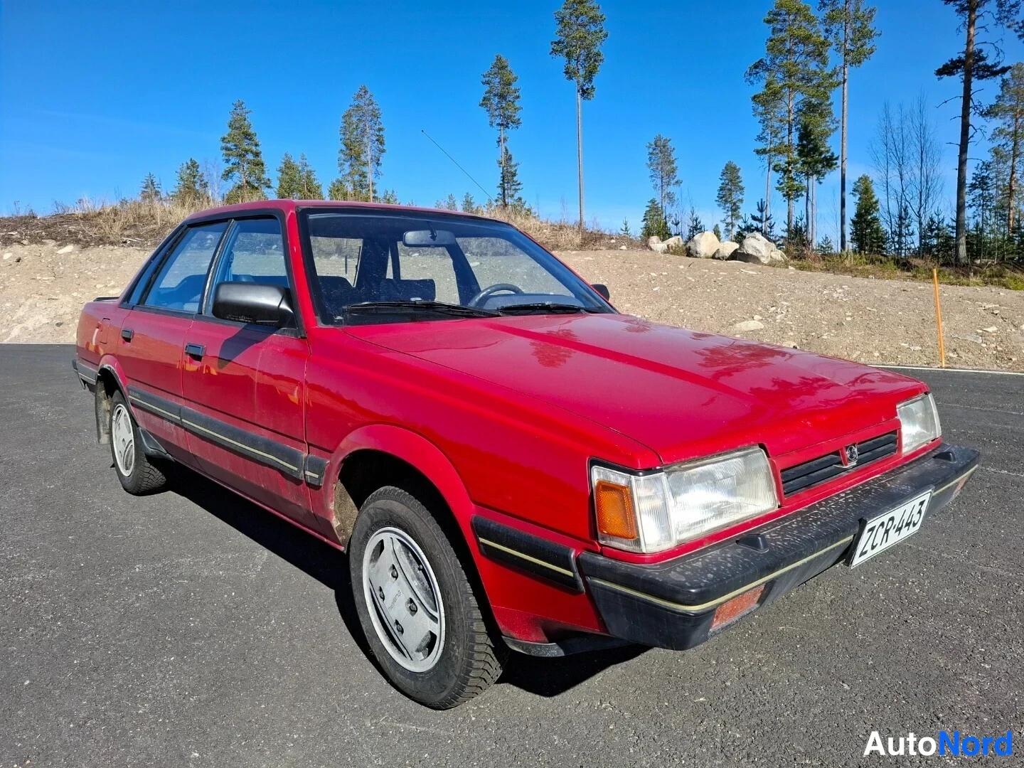 Röd Subaru Leone 1988, snett framifrån, fronten åt höger, bild 2