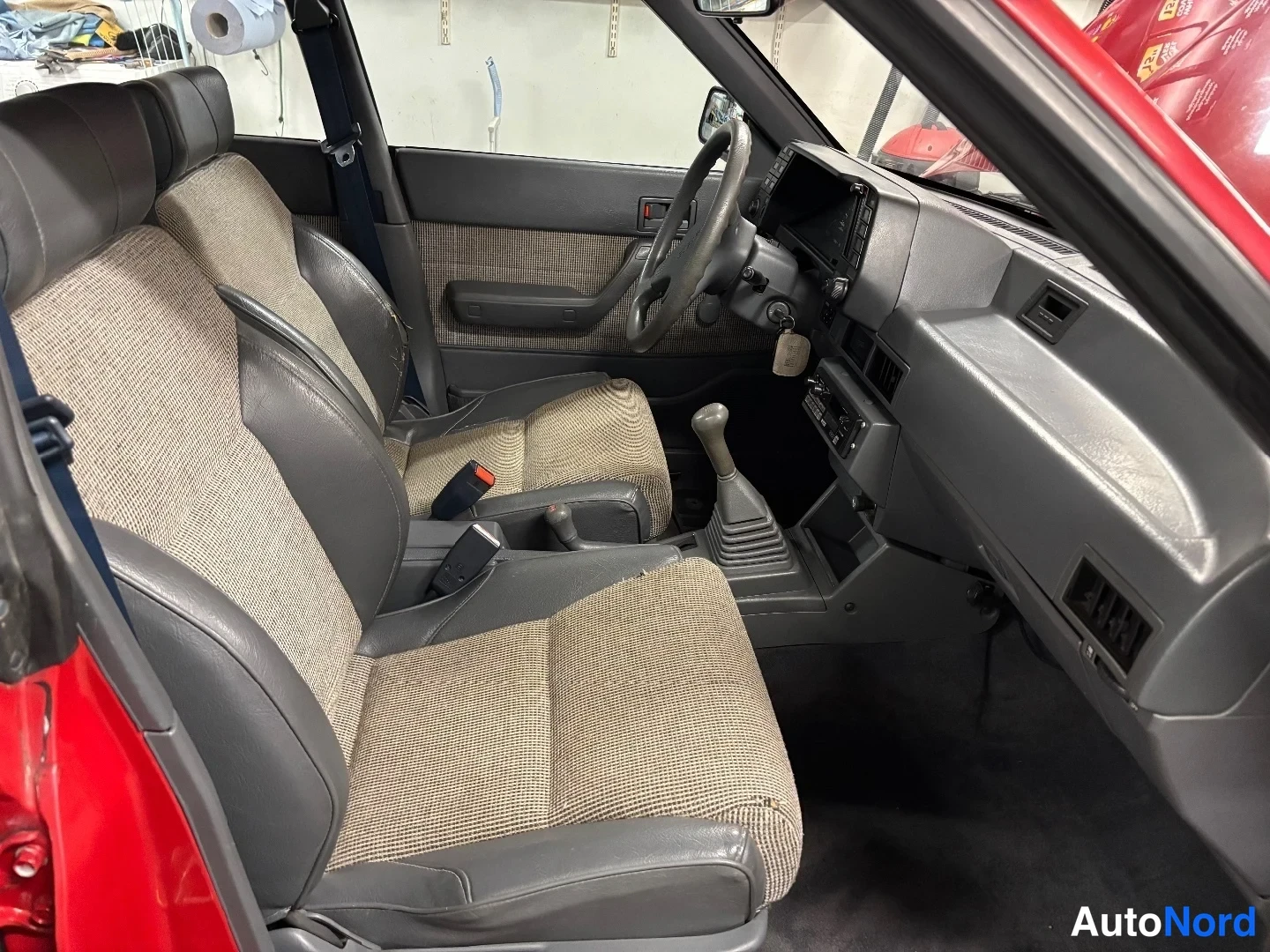 Röd Subaru Leone 1988, förarplats, bild 7