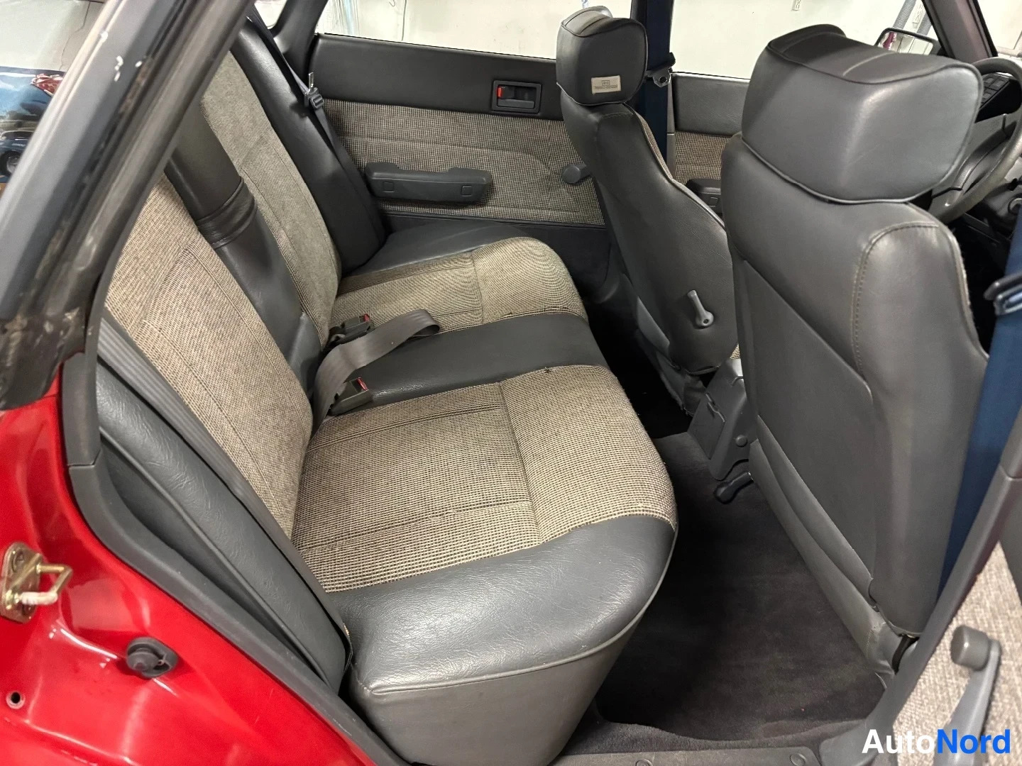 Röd Subaru Leone 1988, baksäten, bild 9