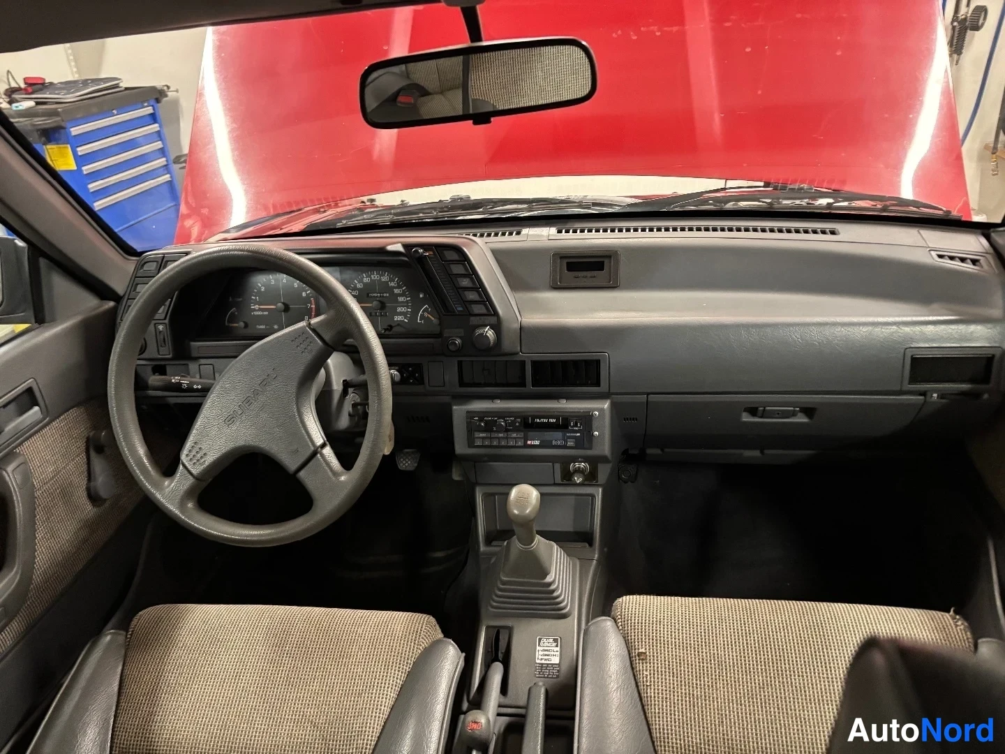 Röd Subaru Leone 1988, förarplats, bild 8