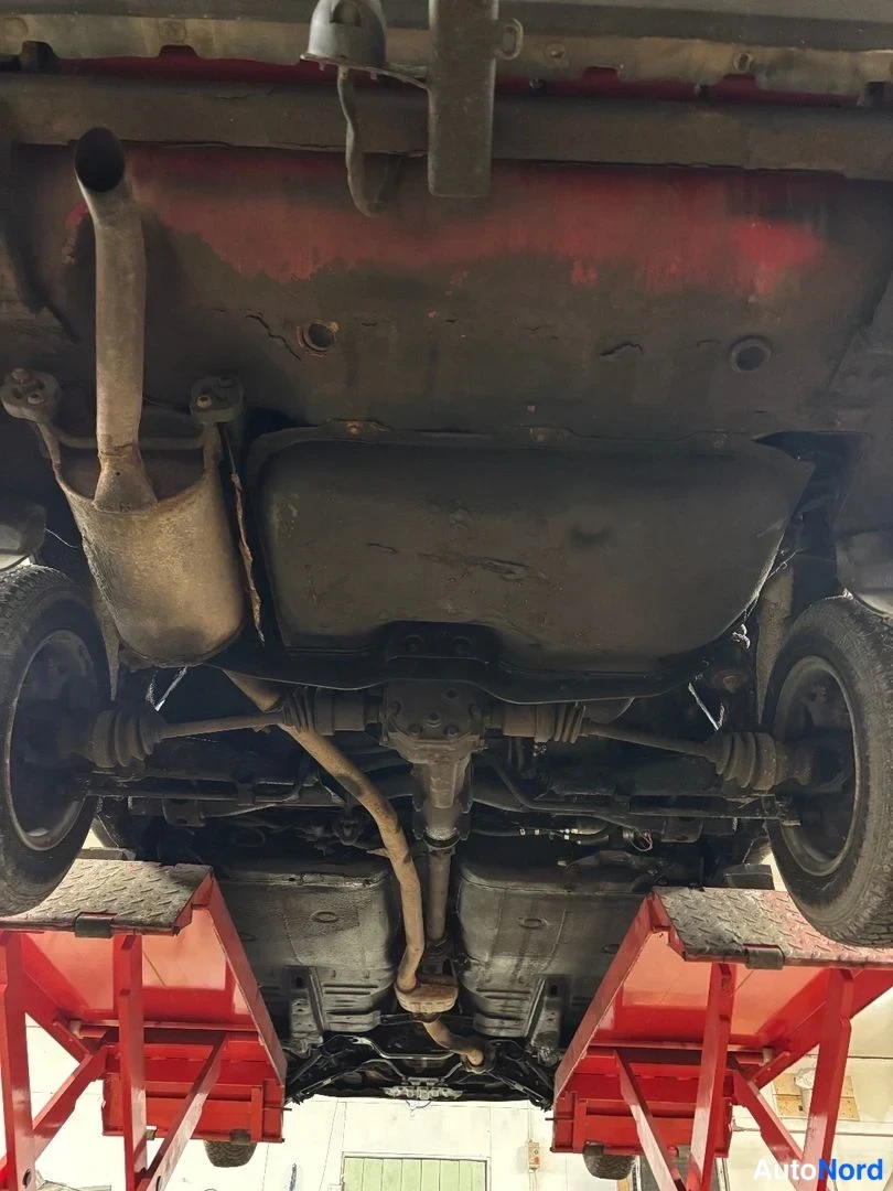 Röd Subaru Leone 1988, detalj, bild 11