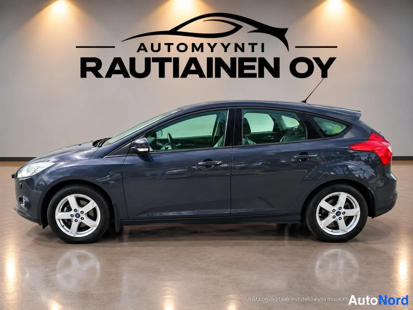 Blå Ford Focus 2013, från sidan, bild 3