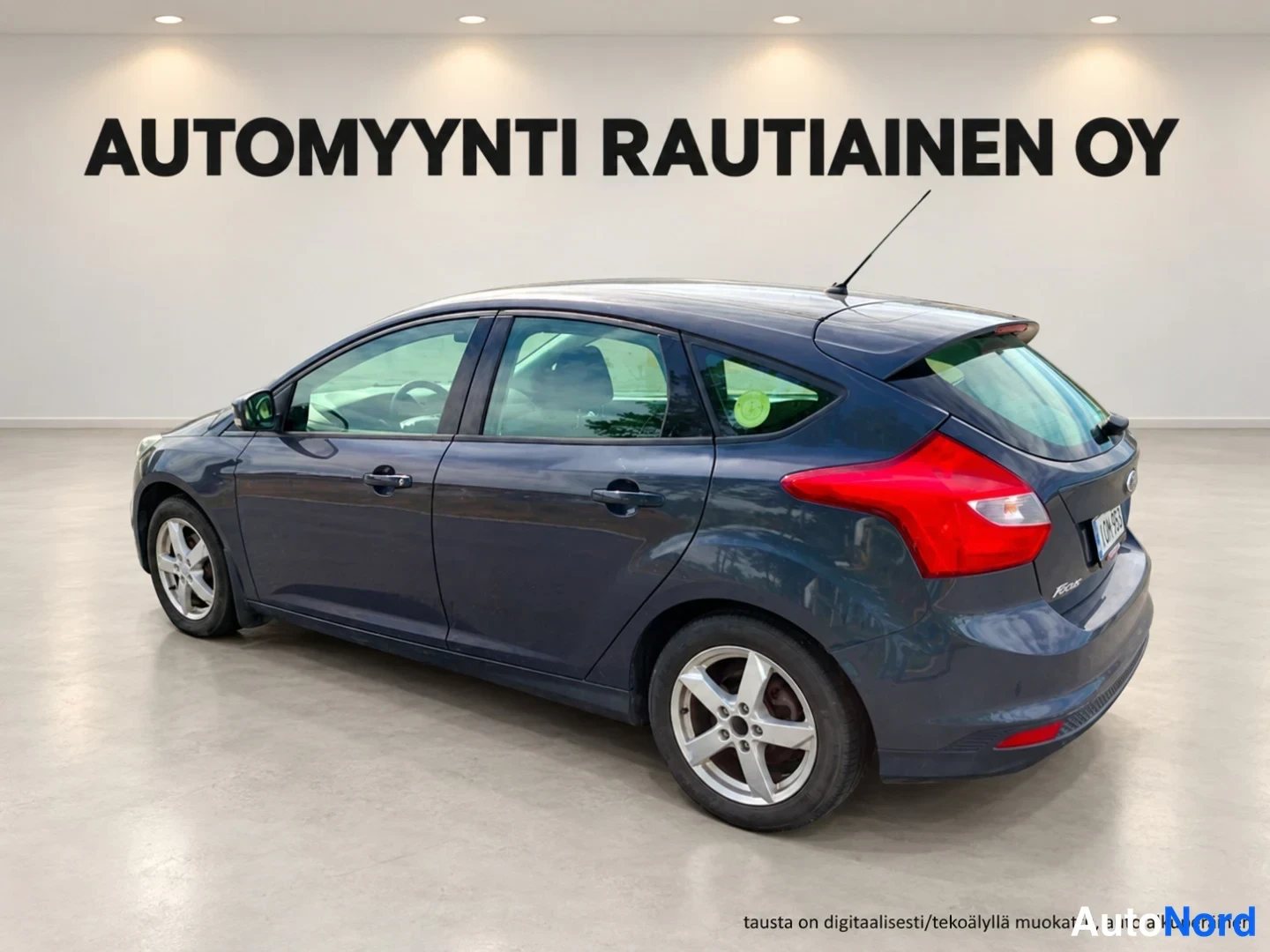 Blå Ford Focus 2013, snett bakifrån, bild 4