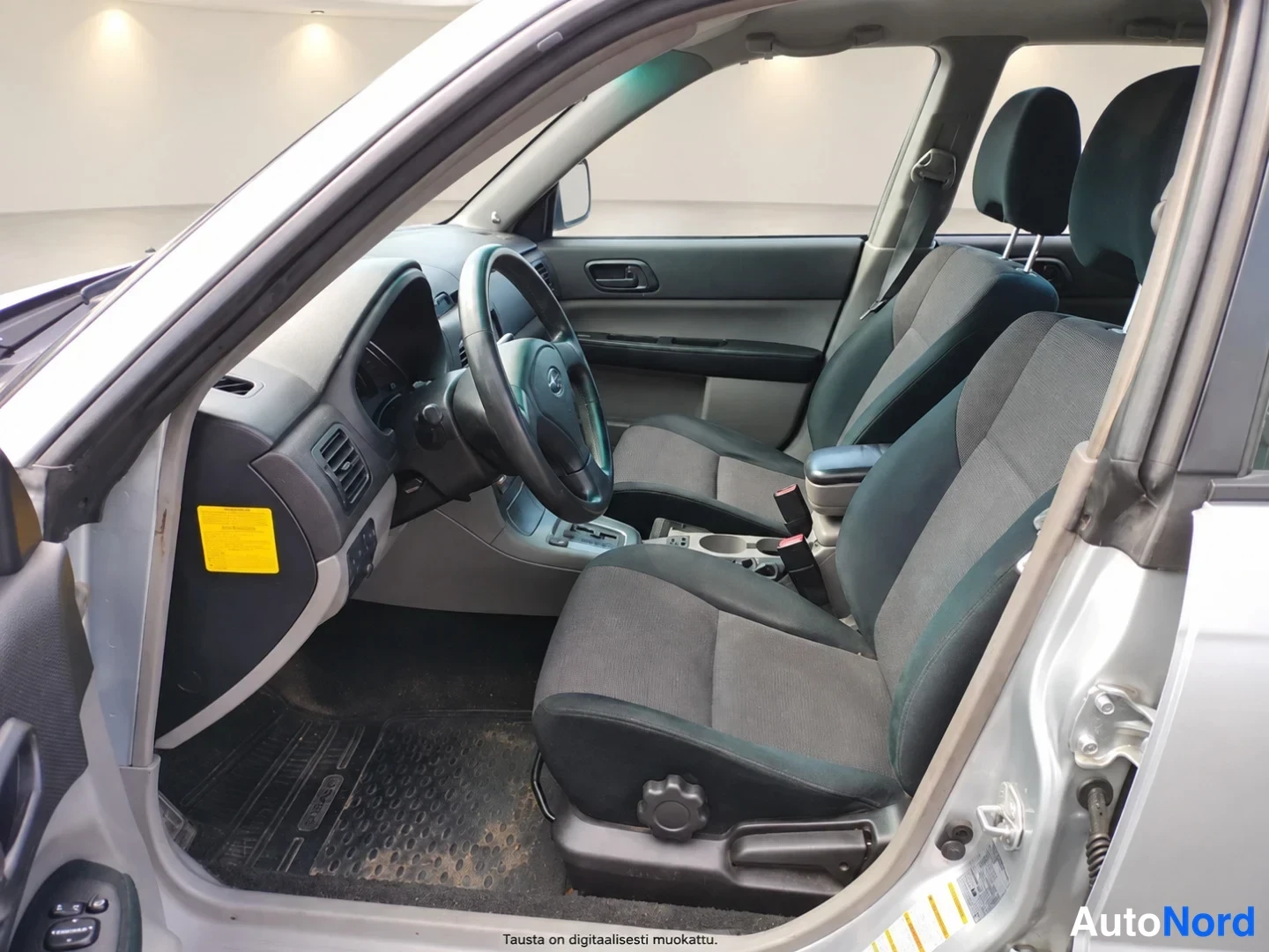 Silver Subaru Forester 2007, förarplats, bild 5