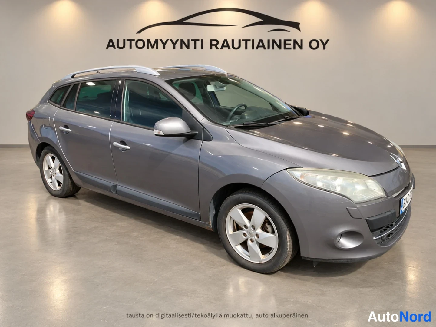 Grå Renault Megane 2011, snett framifrån, fronten åt höger, bild 2