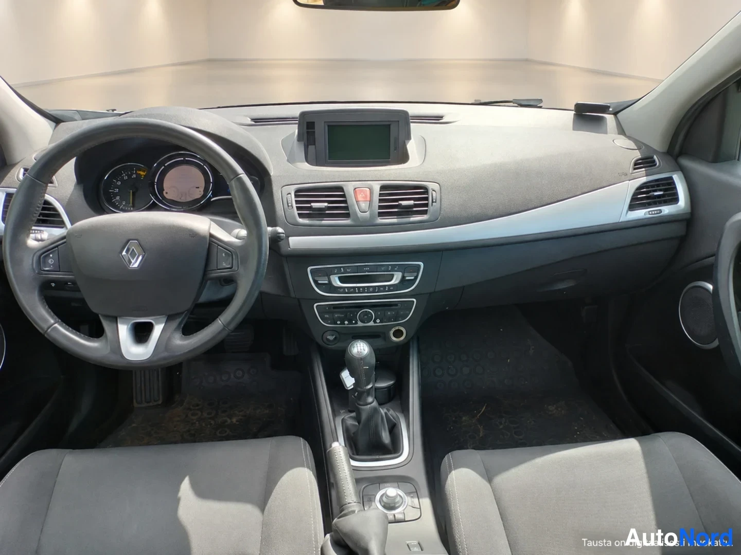 Grå Renault Megane 2011, förarplats, bild 7