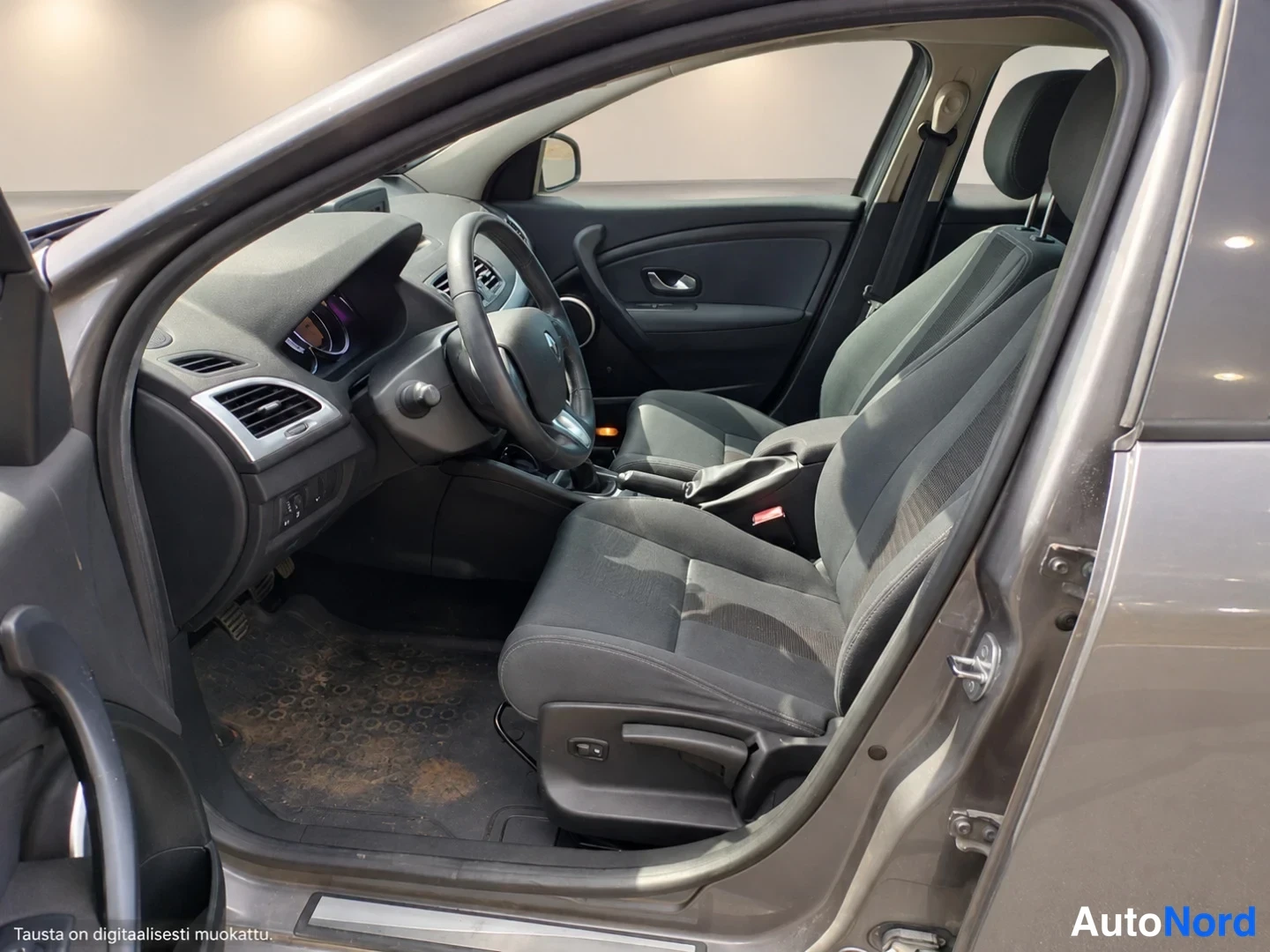 Grå Renault Megane 2011, förarplats, bild 6