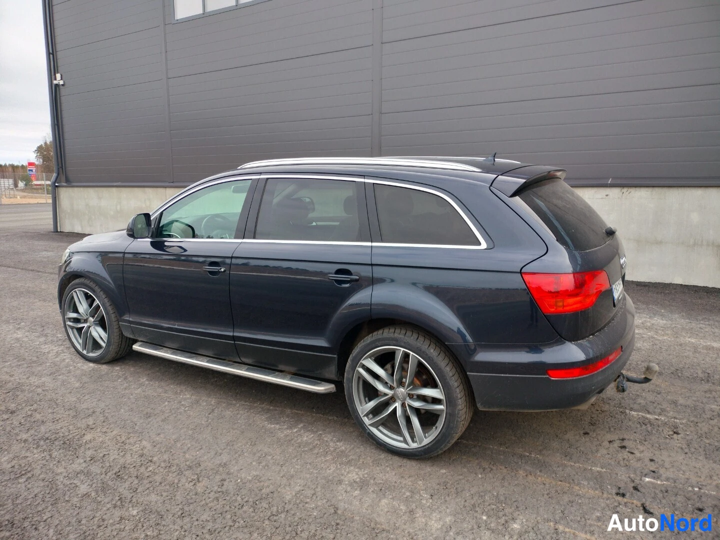 Svart Audi Q7 2008, snett bakifrån, bild 4