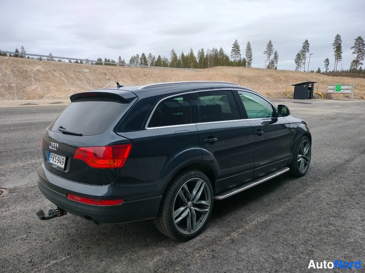Svart Audi Q7 2008, bakifrån, bild 5