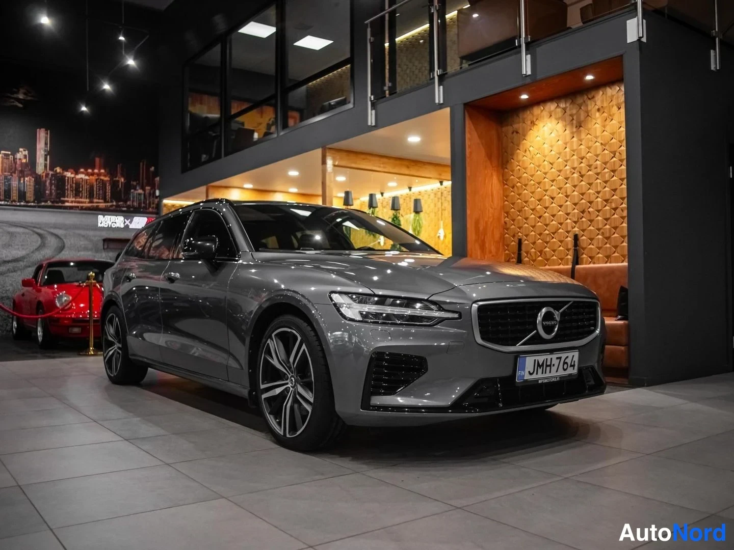 Harmaa Volvo V60 2019, etuviisto, keula oikealle, kuva 4