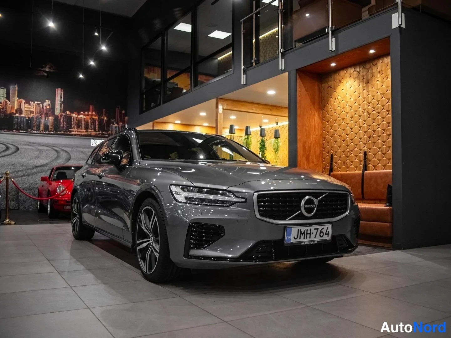 Harmaa Volvo V60 2019, etuviisto, keula oikealle, kuva 2