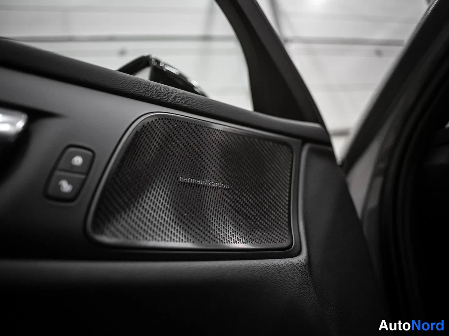 Harmaa Volvo V60 2019, yksityiskohta, kuva 18