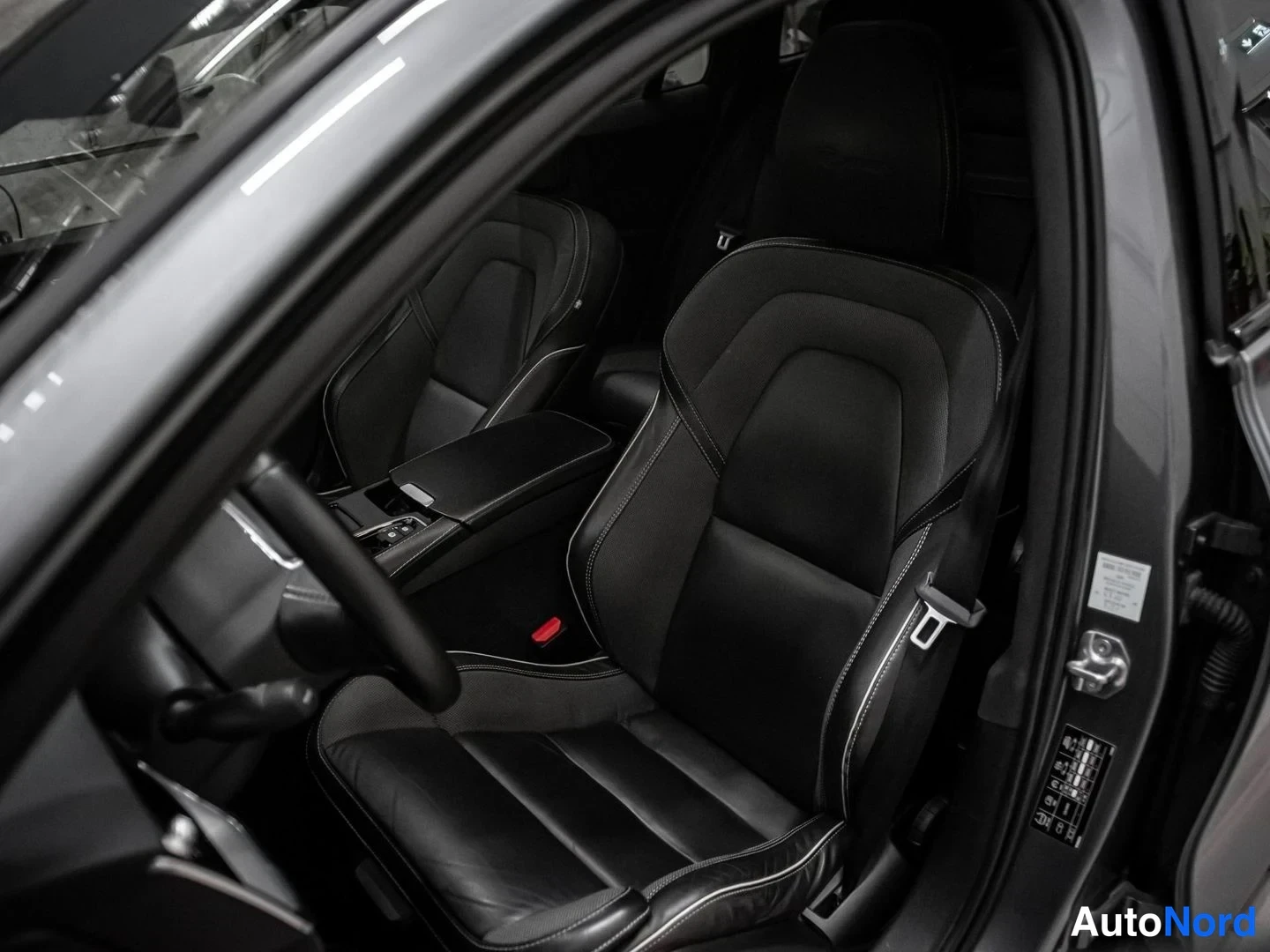 Harmaa Volvo V60 2019, etuistuimet, kuva 14