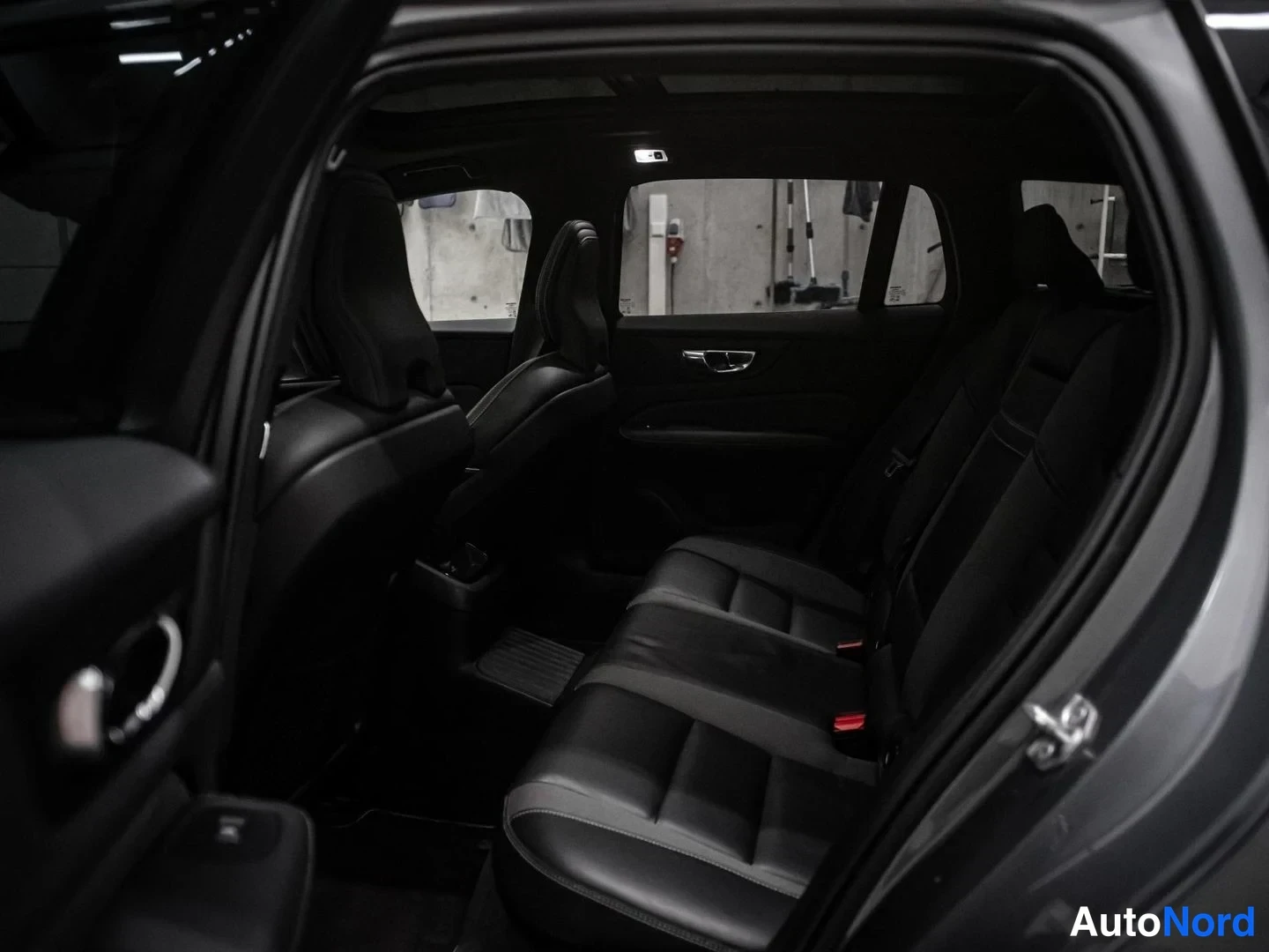 Harmaa Volvo V60 2019, takaistuimet, kuva 15