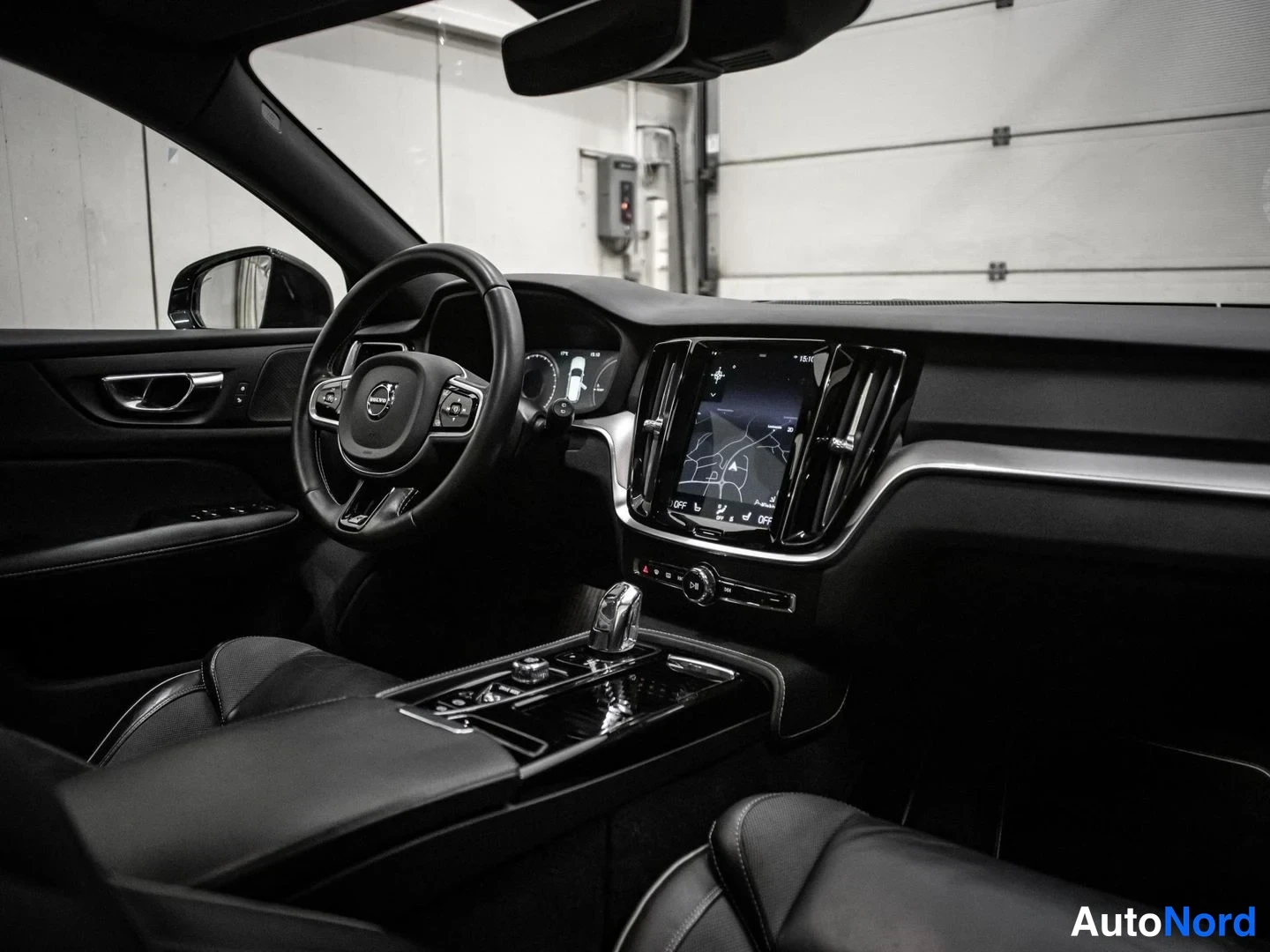 Harmaa Volvo V60 2019, ohjaamo, kuva 9