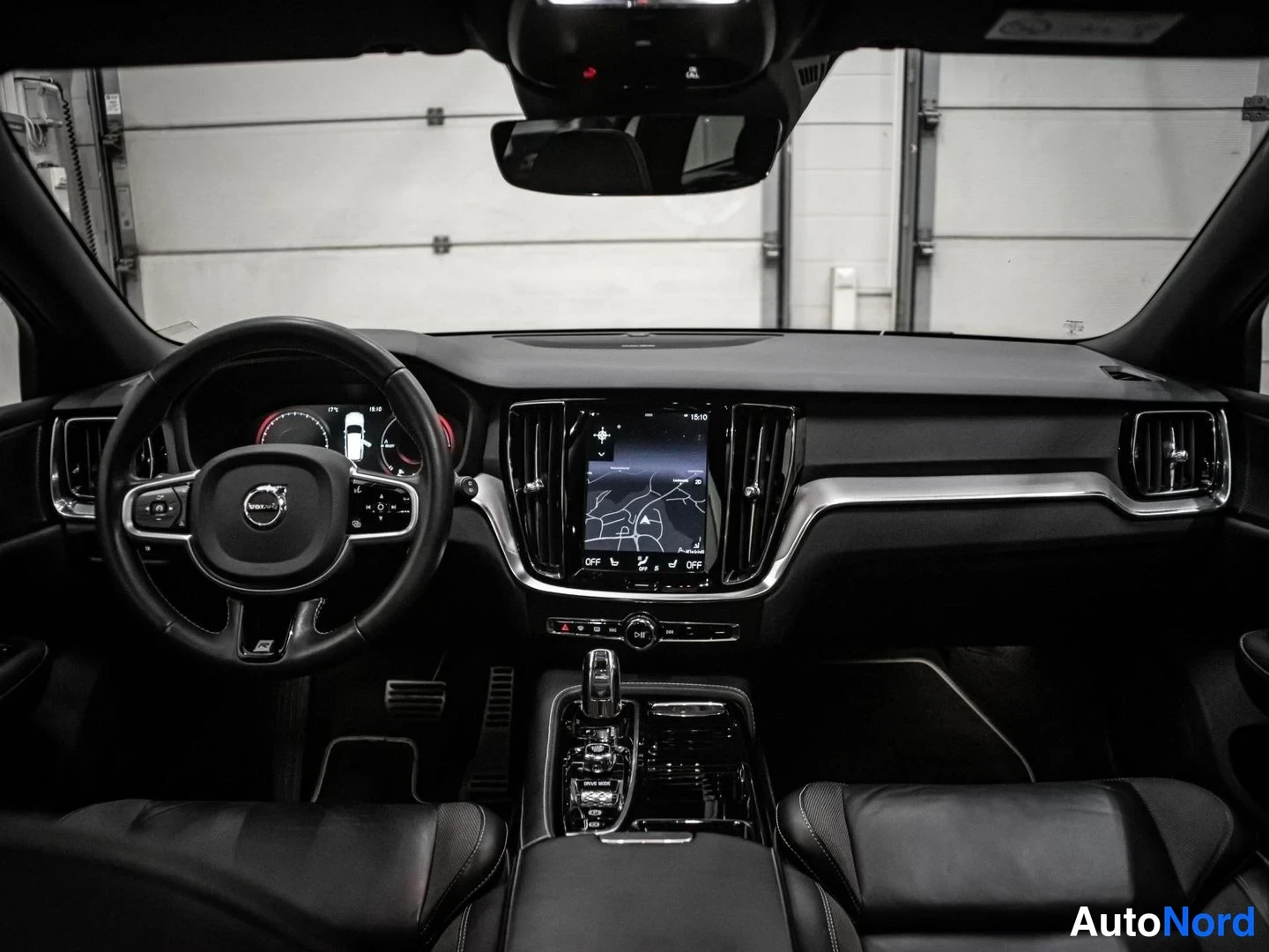 Harmaa Volvo V60 2019, ohjaamo, kuva 10