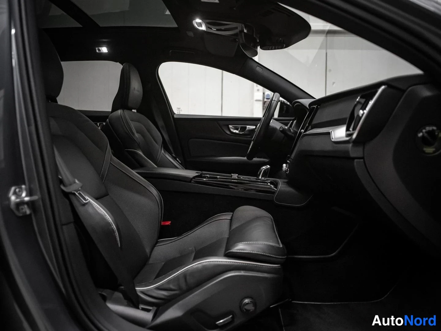 Harmaa Volvo V60 2019, ohjaamo, kuva 11