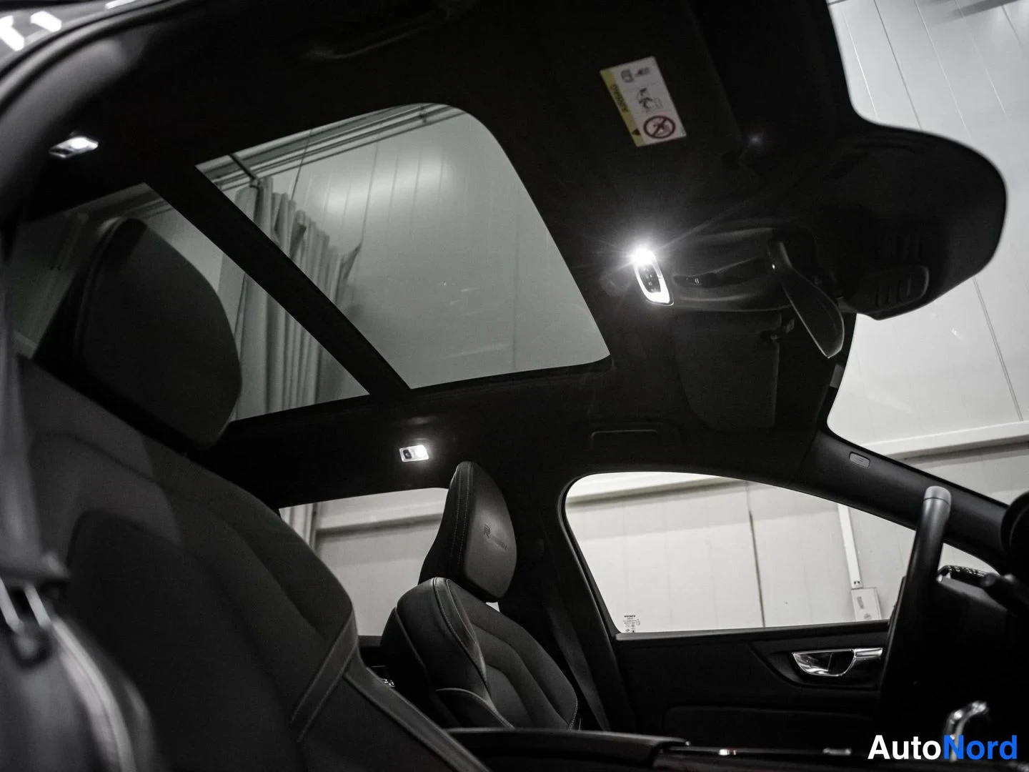 Harmaa Volvo V60 2019, ohjaamo, kuva 12