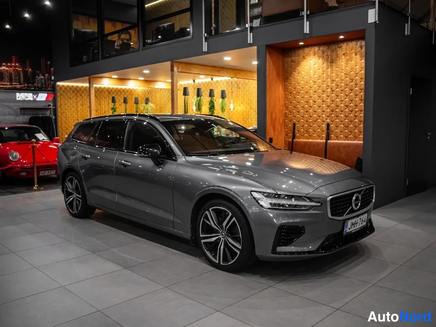 Harmaa Volvo V60 2019, etuviisto, keula oikealle, kuva 3