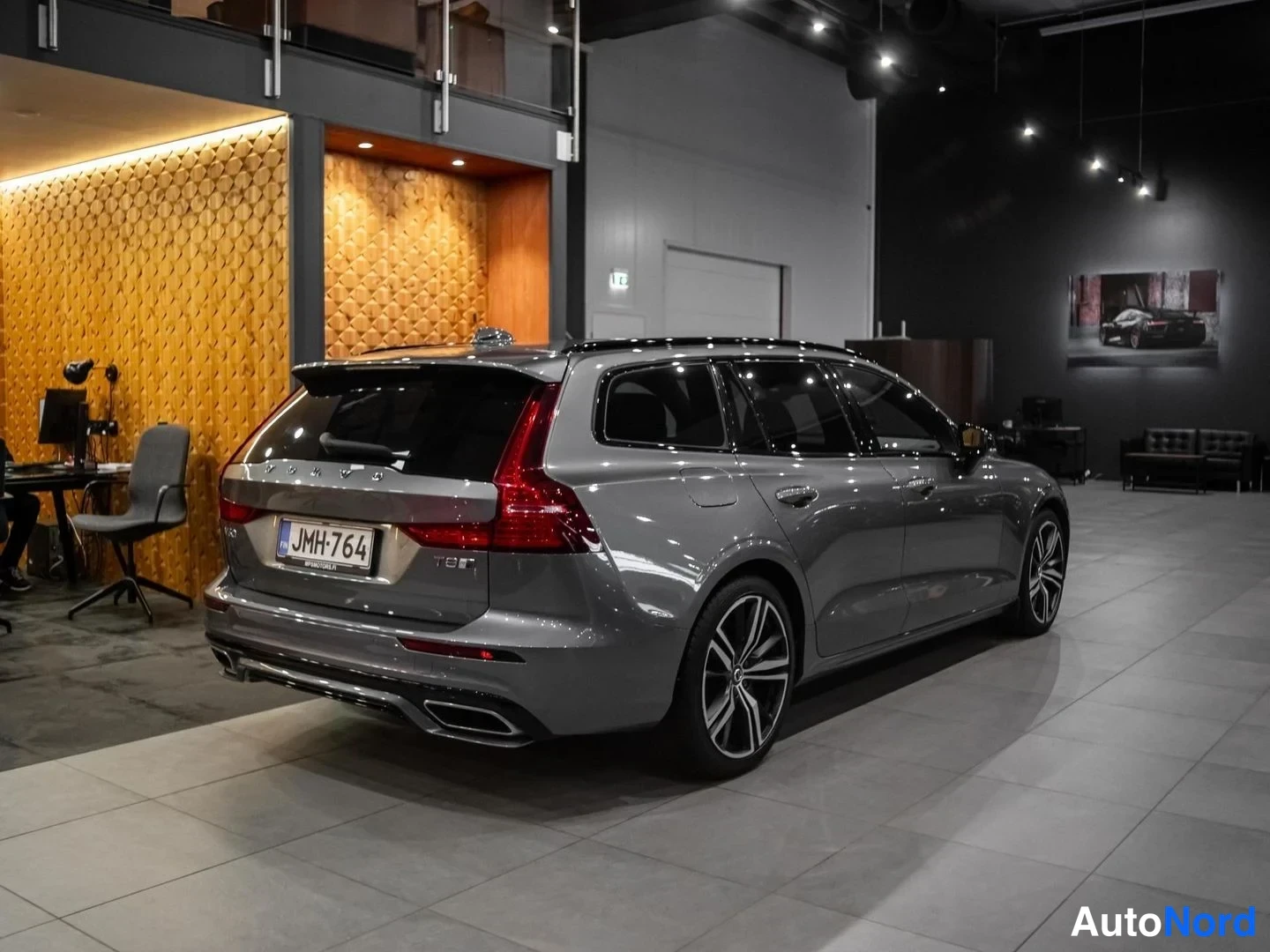 Harmaa Volvo V60 2019, takaviisto, kuva 6