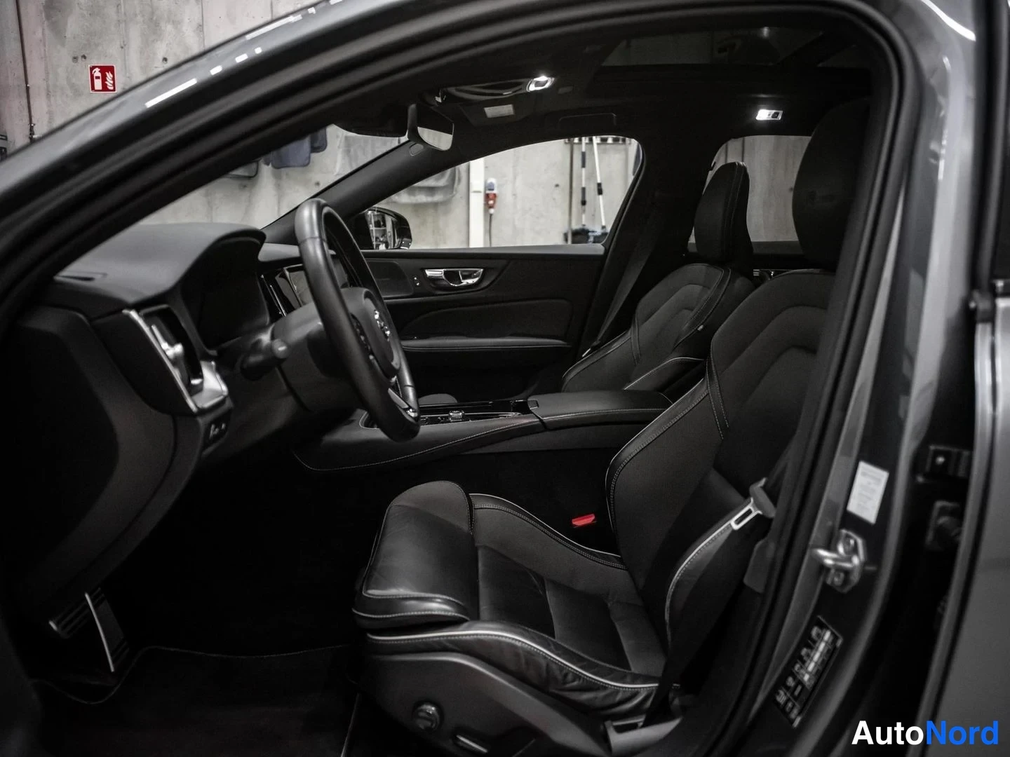 Harmaa Volvo V60 2019, etuistuimet, kuva 13