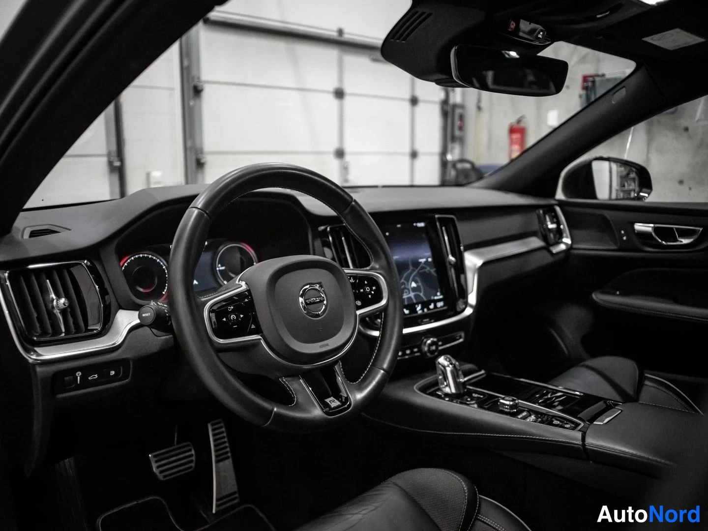 Harmaa Volvo V60 2019, ohjaamo, kuva 8
