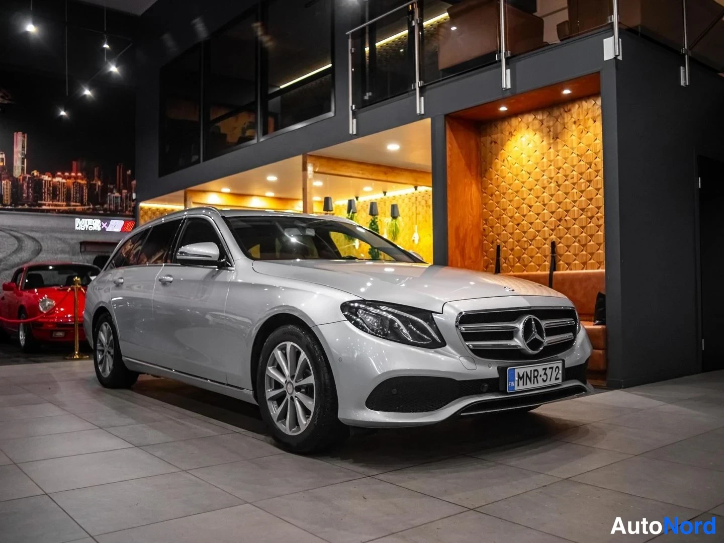 Hopea Mercedes-Benz E 220 d 2017, etuviisto, keula oikealle, kuva 3