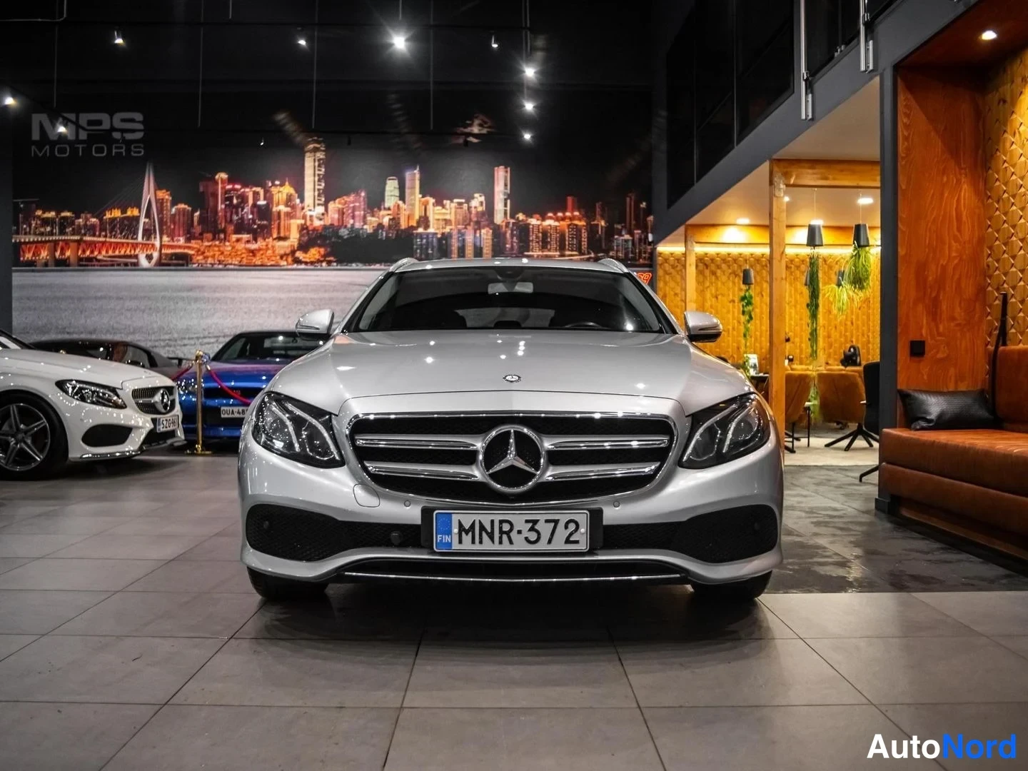 Hopea Mercedes-Benz E 220 d 2017, edestä, kuva 5