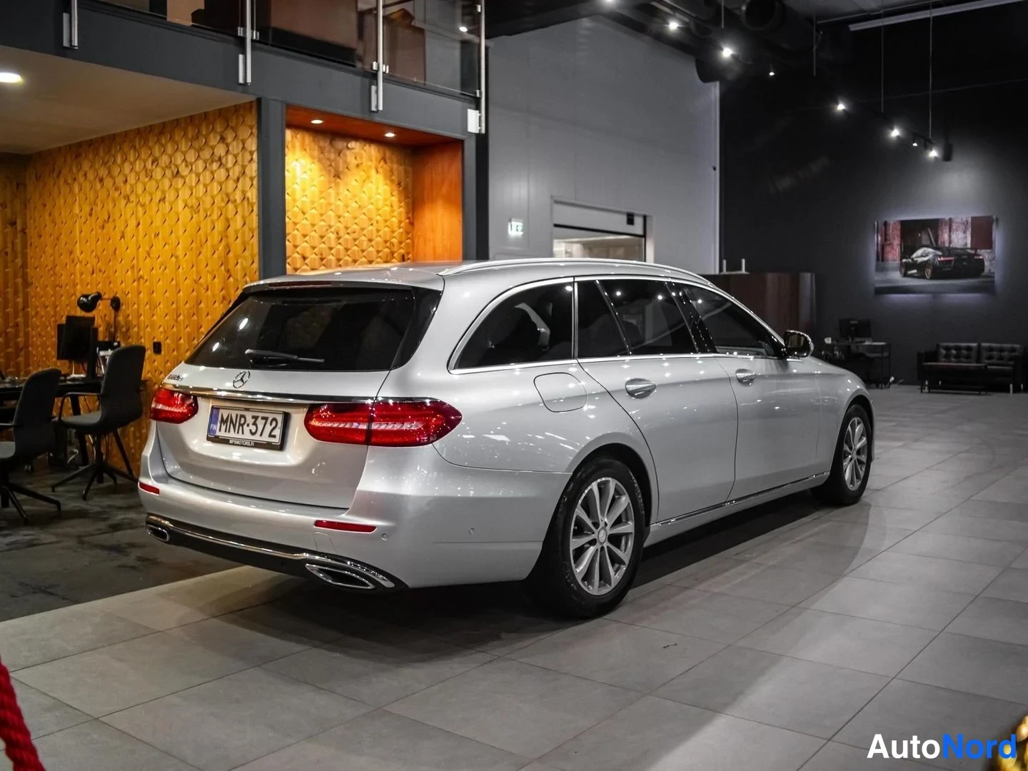 Hopea Mercedes-Benz E 220 d 2017, takaviisto, kuva 6