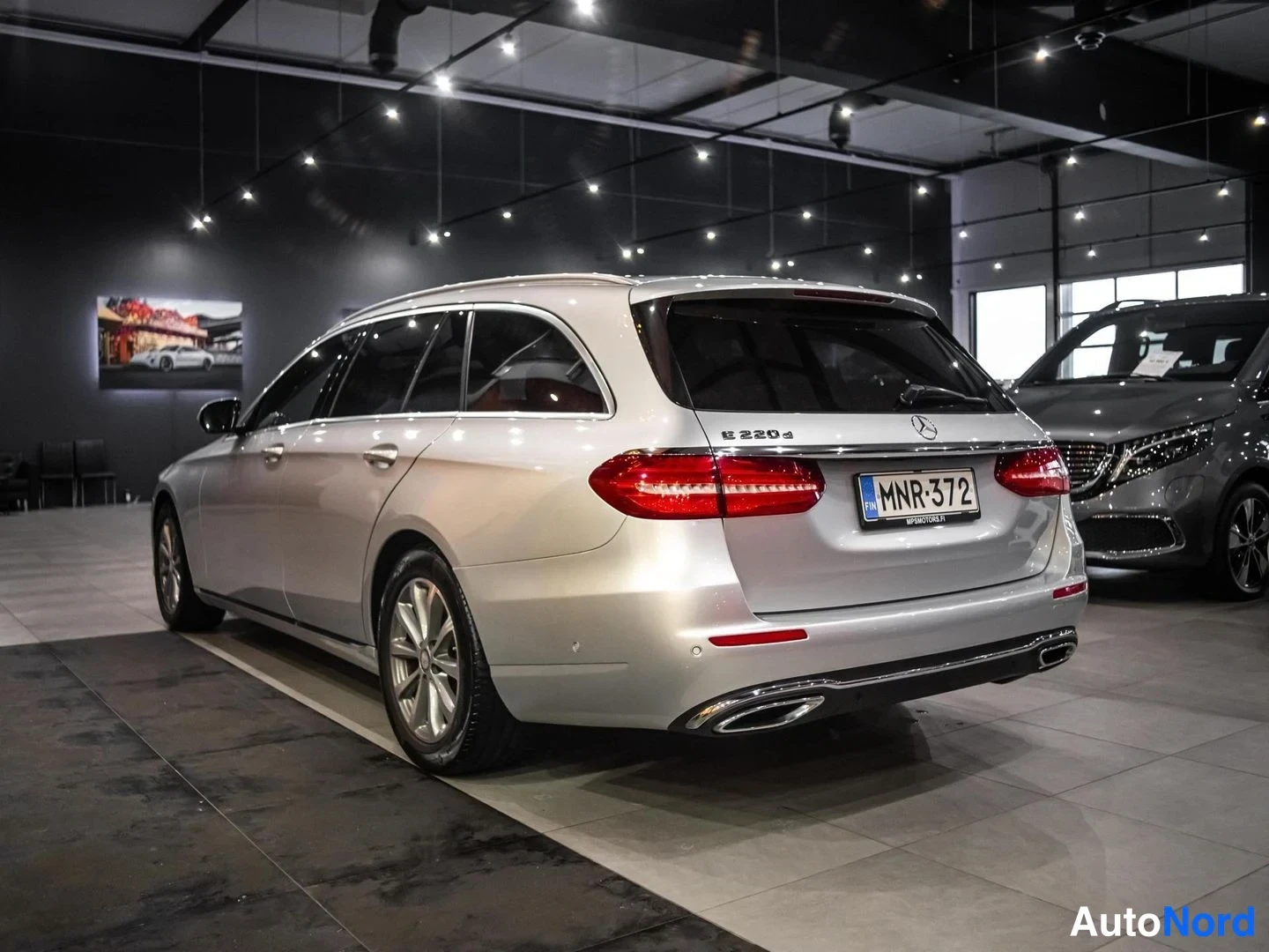Hopea Mercedes-Benz E 220 d 2017, takaviisto, kuva 7