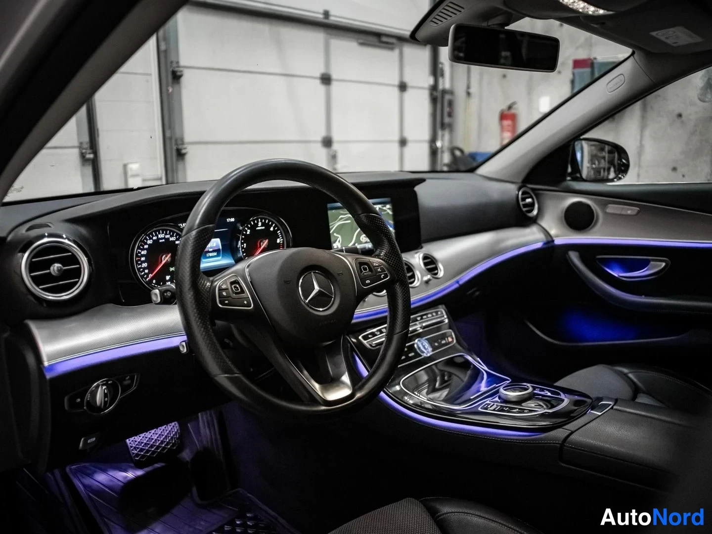 Hopea Mercedes-Benz E 220 d 2017, ohjaamo, kuva 9