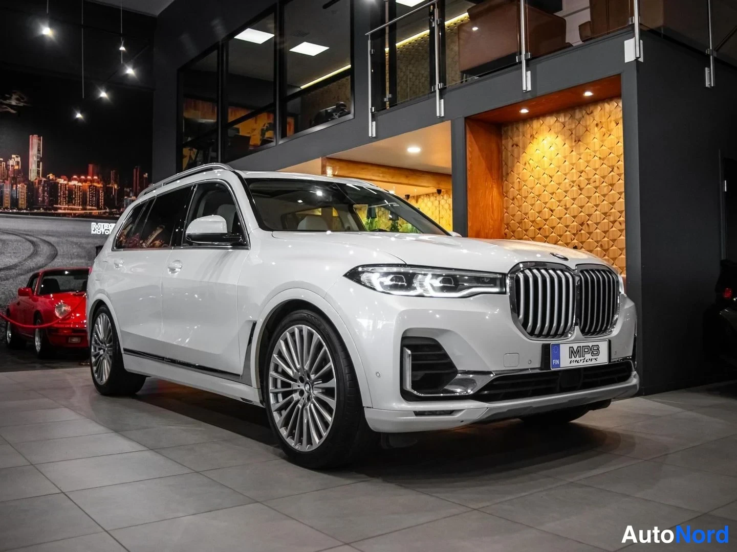 Valkoinen BMW X7 xDrive30d 2019, etuviisto, keula oikealle, kuva 4