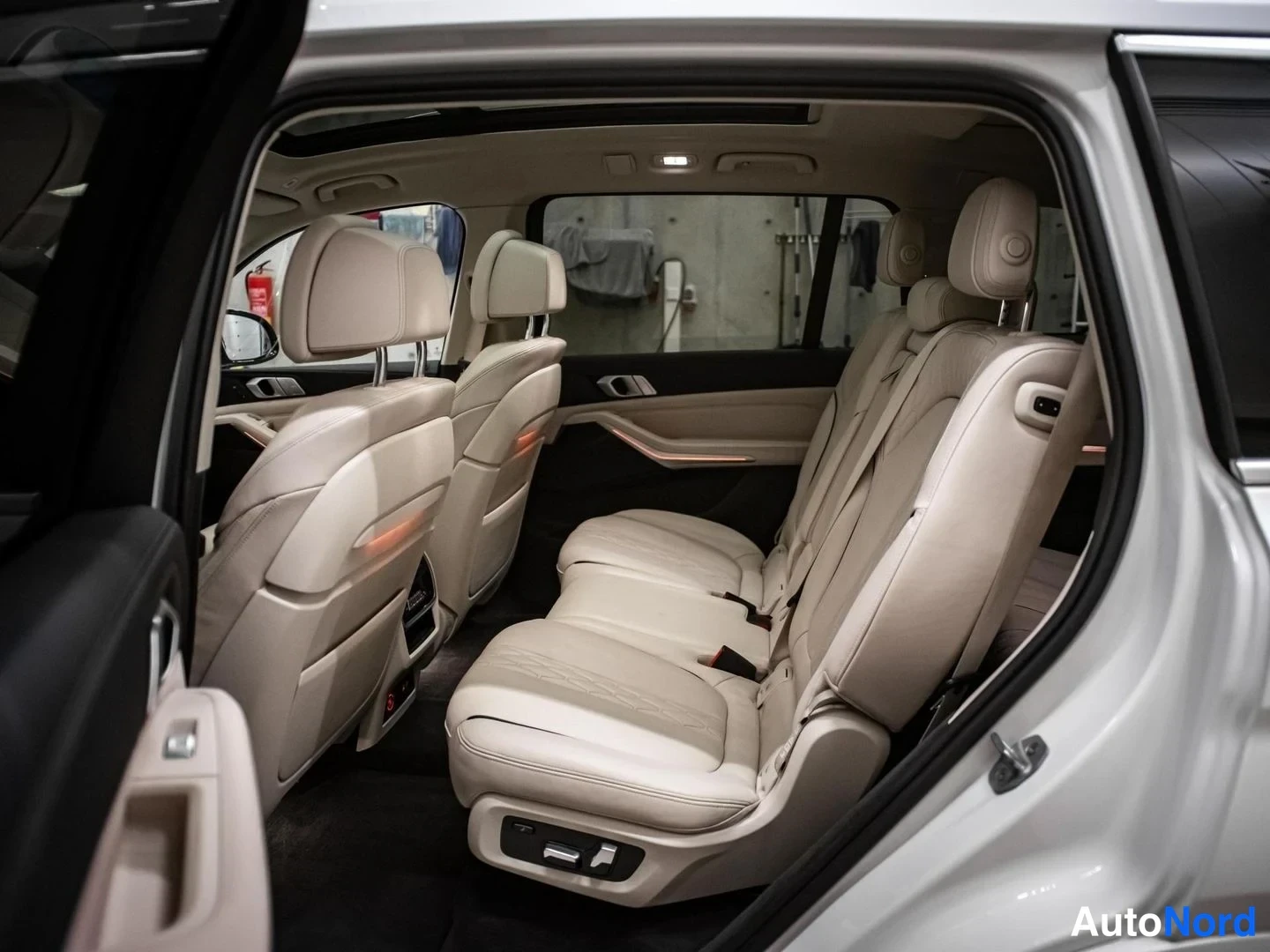 Valkoinen BMW X7 xDrive30d 2019, takaistuimet, kuva 14