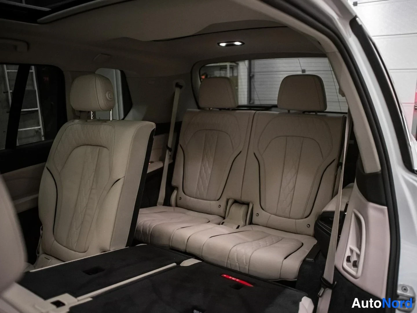 Valkoinen BMW X7 xDrive30d 2019, takaistuimet, kuva 17