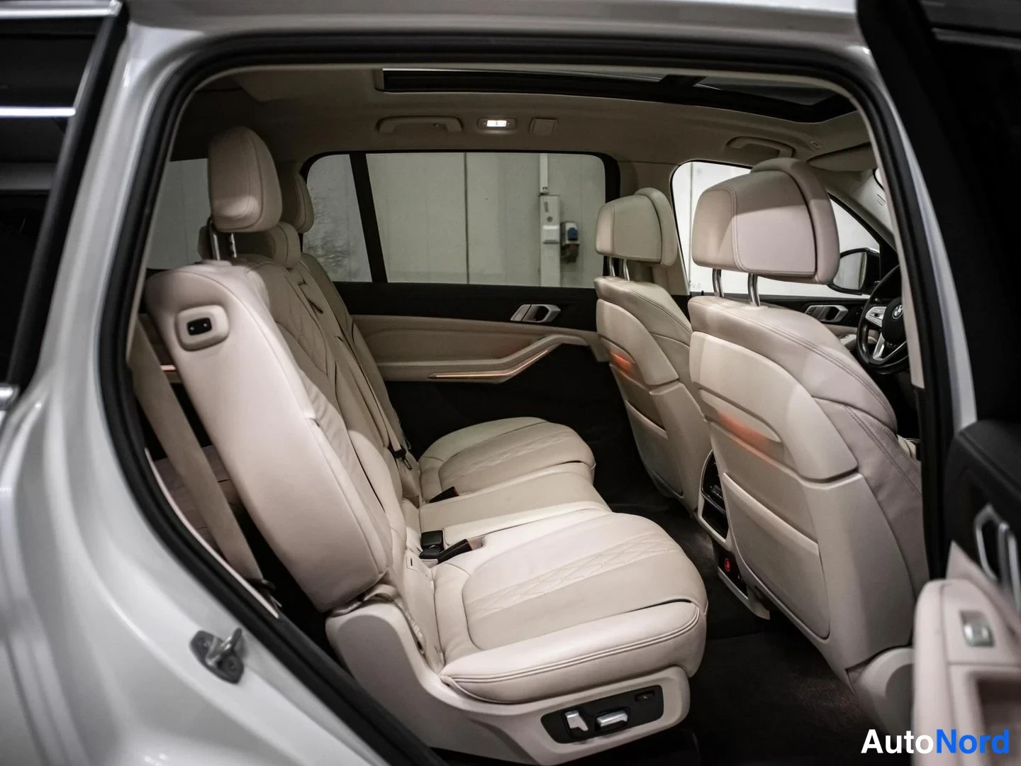 Valkoinen BMW X7 xDrive30d 2019, takaistuimet, kuva 16