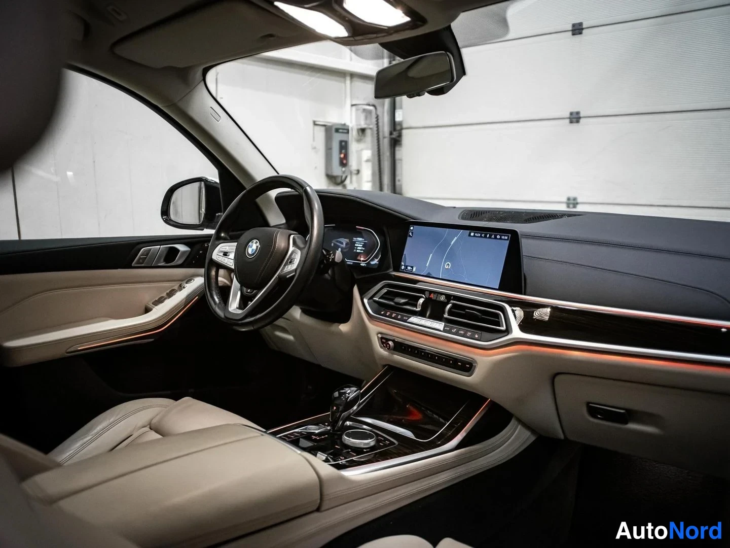 Valkoinen BMW X7 xDrive30d 2019, ohjaamo, kuva 9