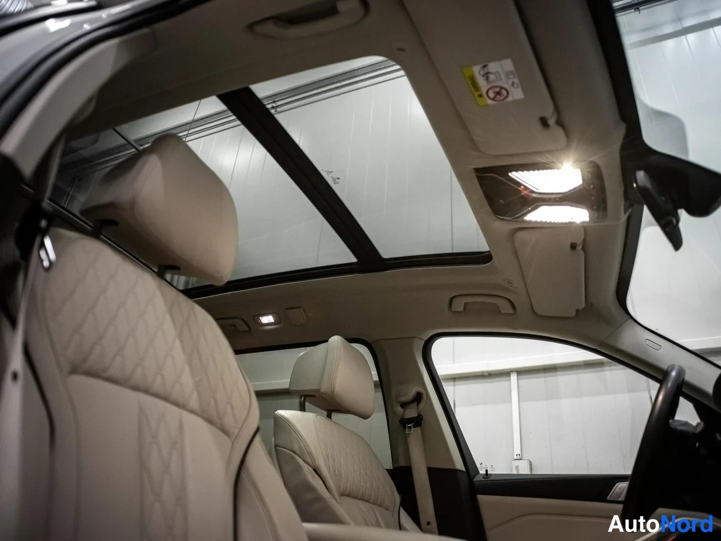Valkoinen BMW X7 xDrive30d 2019, ohjaamo, kuva 11